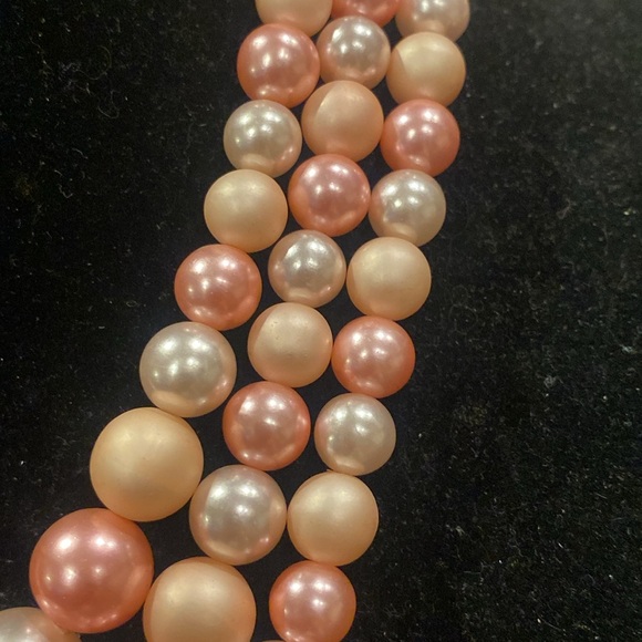 Japan Pink 3 Strand Beaded Necklace. Gold Tone Findings. - Picture 3 of 7